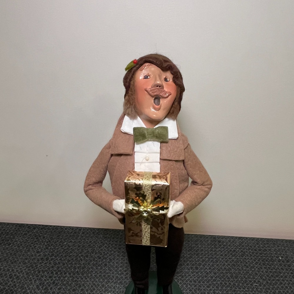Vtg Byers Choice Caroler Man‎ with Gold Wrapped Present Gift, Green Bow Tie